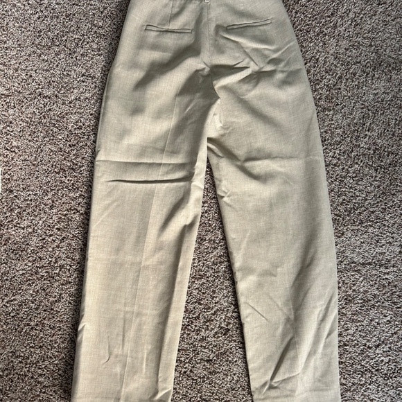 Aritzia Effortless Pants (Re)essential - Picture 3 of 4